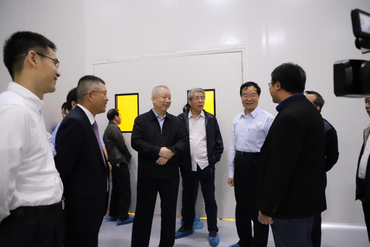 兩岸企業(yè)家峰會(huì)信息產(chǎn)業(yè)推介小組召集人、工信部原副部長(zhǎng)劉利華一行蒞臨恒坤光刻膠工廠調(diào)研。